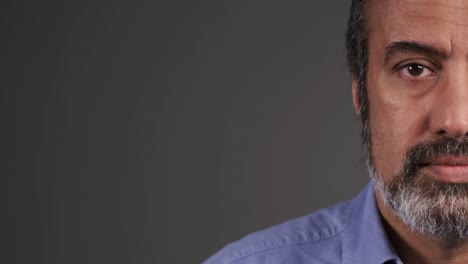 hombre de mediana edad mirando visiblemente preocupado retrato