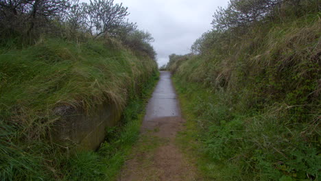 Plano-Amplio-Mirando-Hacia-Un-Antiguo-Camino-Militar-De-Concreto-Que-Va-A-La-Playa-En-Theddlethorpe,-Dunas,-Reserva-Natural-Nacional-En-Saltfleetby