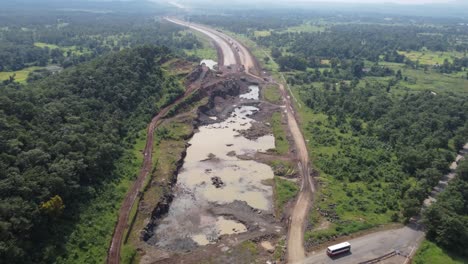 vista aérea de la autopista de comunicación samruddhi mahamarg o nagpur a mumbai en construcción, la autopista de seis carriles pasa a través de muchas montañas y tierras agrícolas