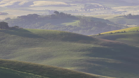 The-rolling-landscape-of-the-Val-d'Orcia-in-Tuscany,-Italy