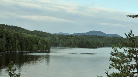 Este-Es-Un-Lapso-De-Tiempo-Del-Lago-Saranac-En-La-Mañana