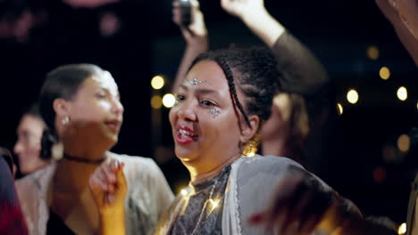festival, noche y al aire libre con mujeres bailando