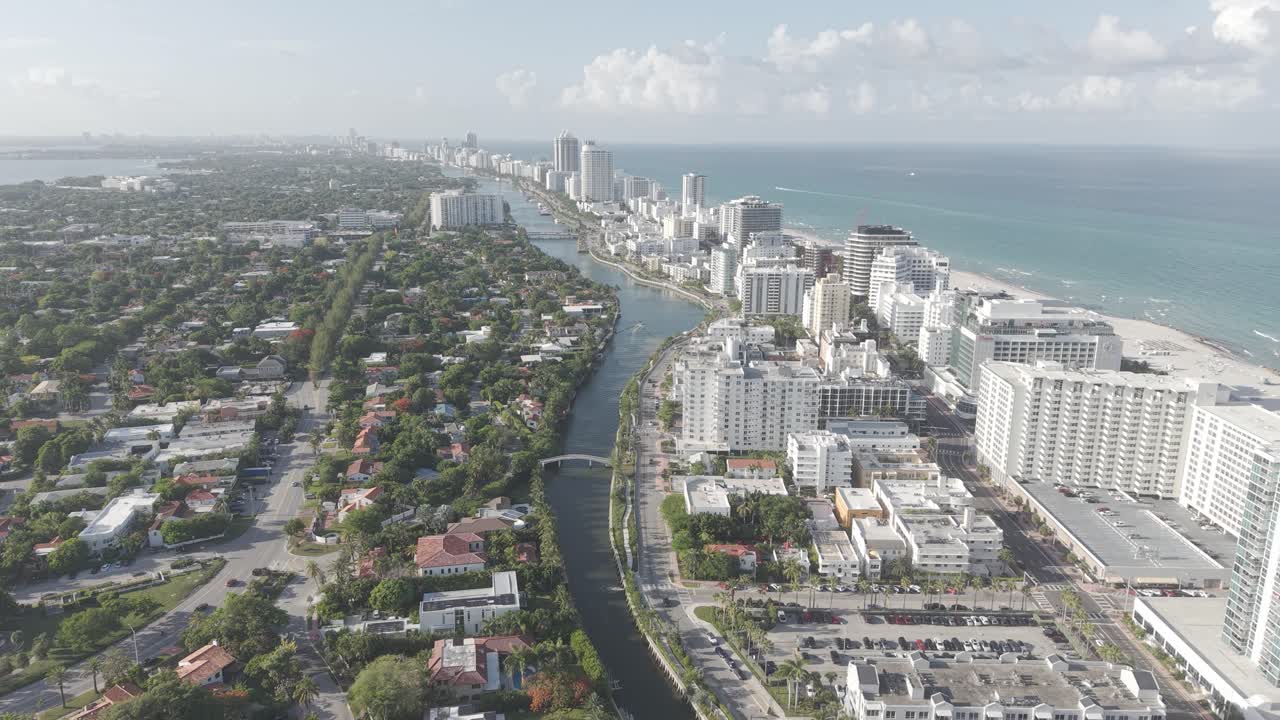Ripresa con drone di Miami Beach, Florida, USA, con l'isola di La Gorce, Indian Creek e gli edifici fronte oceano.