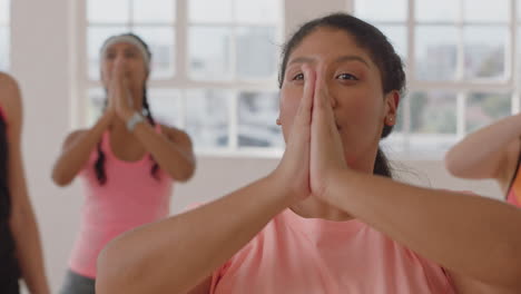 retrato de clase de yoga mujer joven con sobrepeso ejerciendo un estilo de vida saludable practicando pose de oración disfrutando de entrenamiento físico para perder peso en el estudio