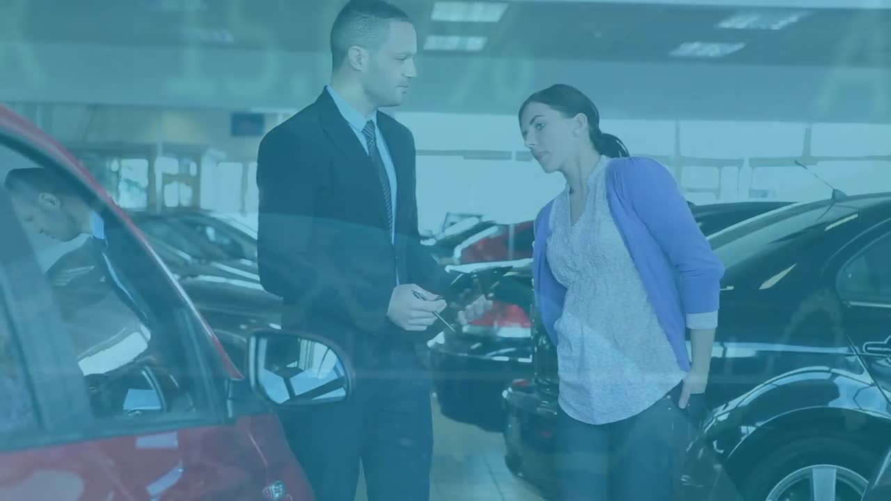 animación de procesamiento de datos sobre mujer caucásica con hombre de negocios en el salón de automóviles.