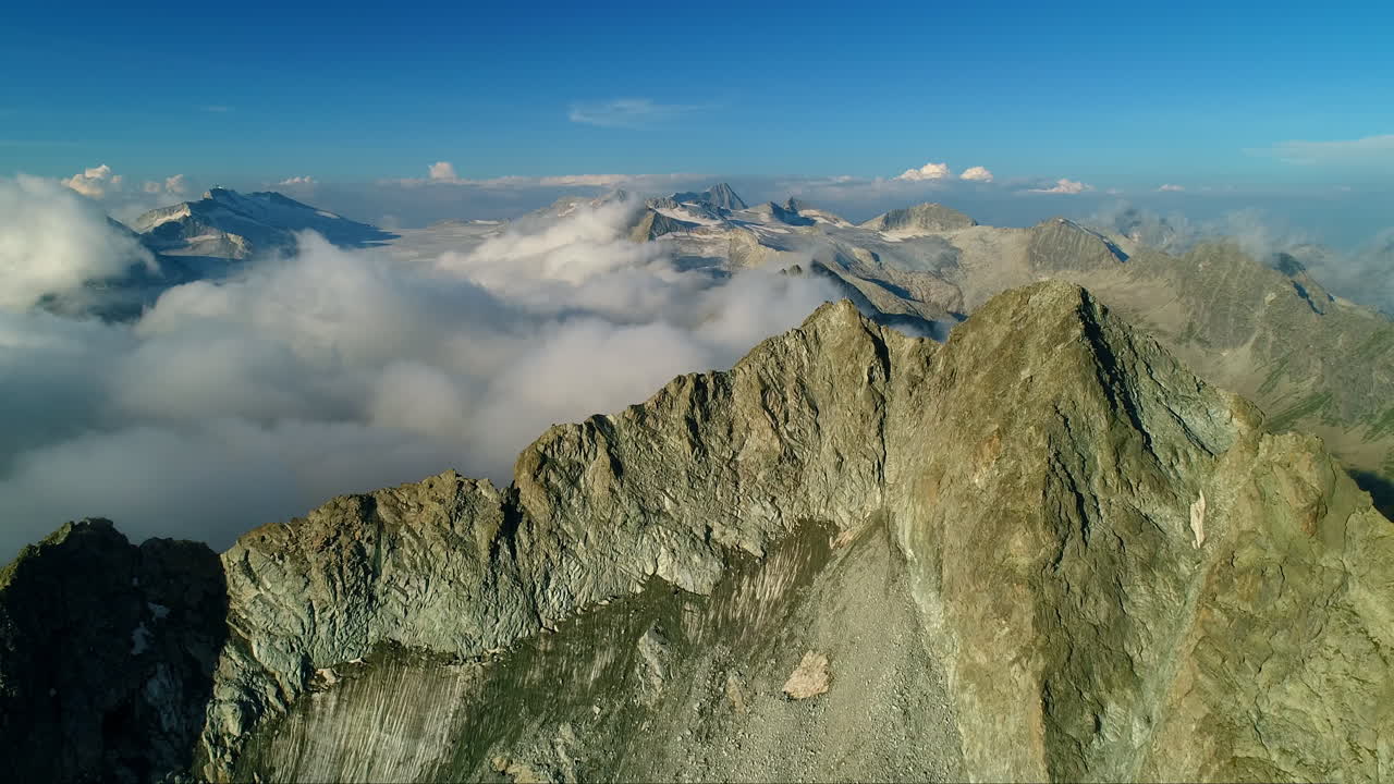 vista aérea sobre la cadena montañosa alpina