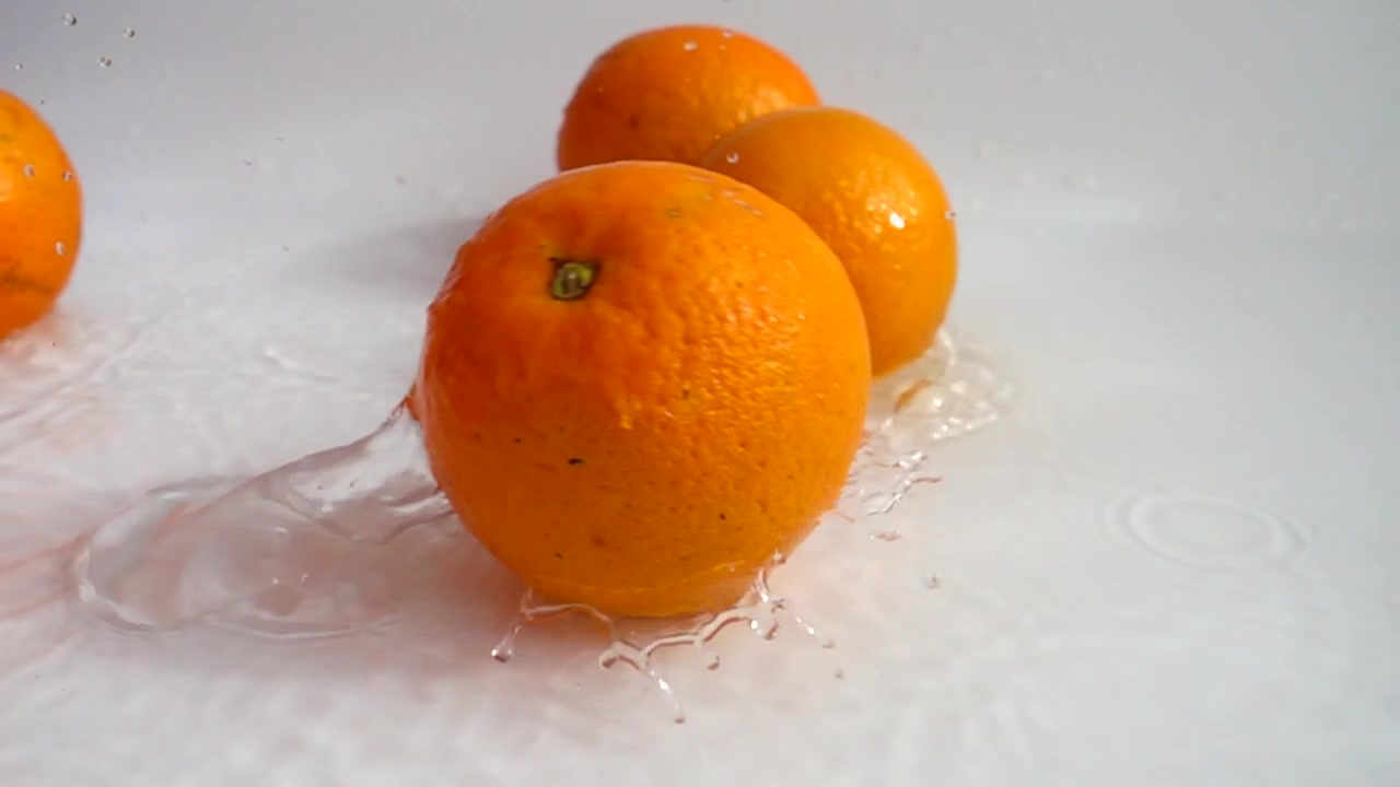 Arance succose e schizzi. Slow motion