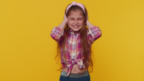 frustrado molesto irritado niño niña niño cubriendo las orejas y gestando no, evitando consejos ignorando