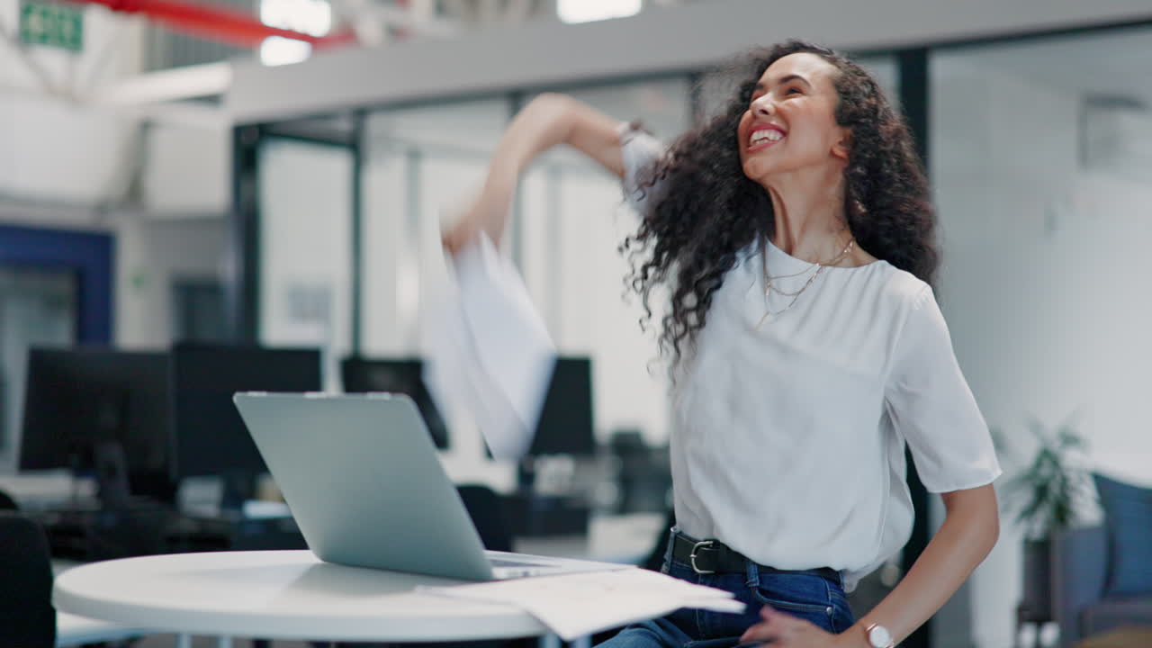 Lavoratore, successo o lancio di carta nel laptop