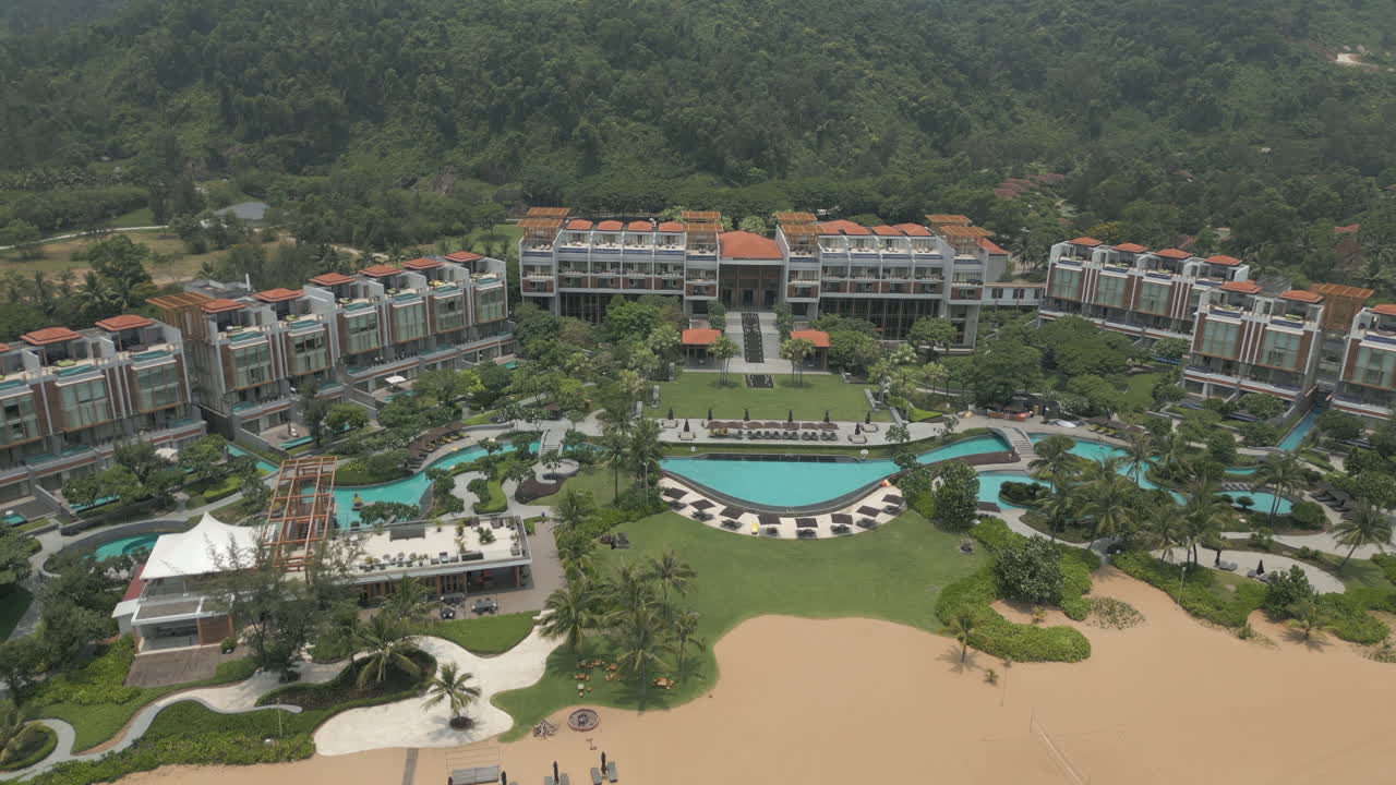 베트남의 랭코 (lang co) 의 해변 휴양지인 임마클레이트 (immaculate beachfront) 에서 느리게 내려오는 트랙 60fps 4k