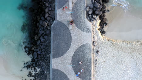 Toma-Aérea-De-Arriba-Hacia-Abajo-Del-Famoso-Muelle-De-Madera-De-Santa-María,-En-La-Isla-De-Sal,-Cabo-Verde