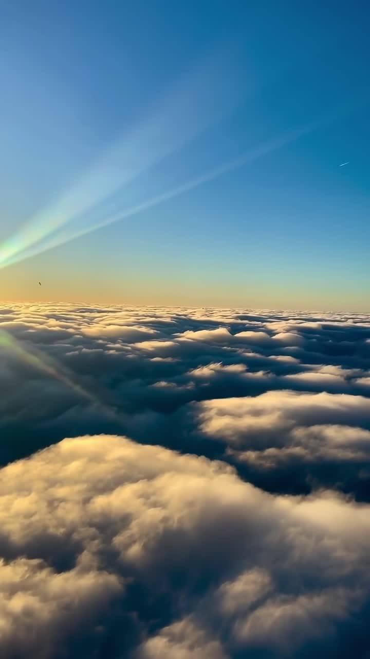 Video aereo di nuvole soffici all'alba, ripreso da una prospettiva ad angolazione elevata