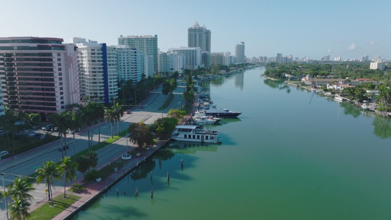 desarrollo moderno de una ciudad alta, carretera de varios carriles bordeada de palmeras y agua turquesa en el arroyo. miami, ee.uu.