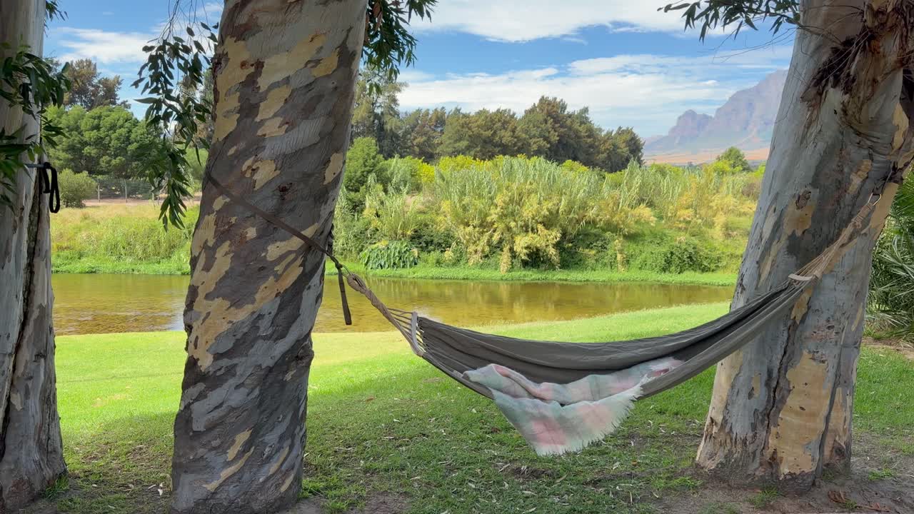 Un'amaca legata a due alberi in un campeggio vicino a Città del Capo.