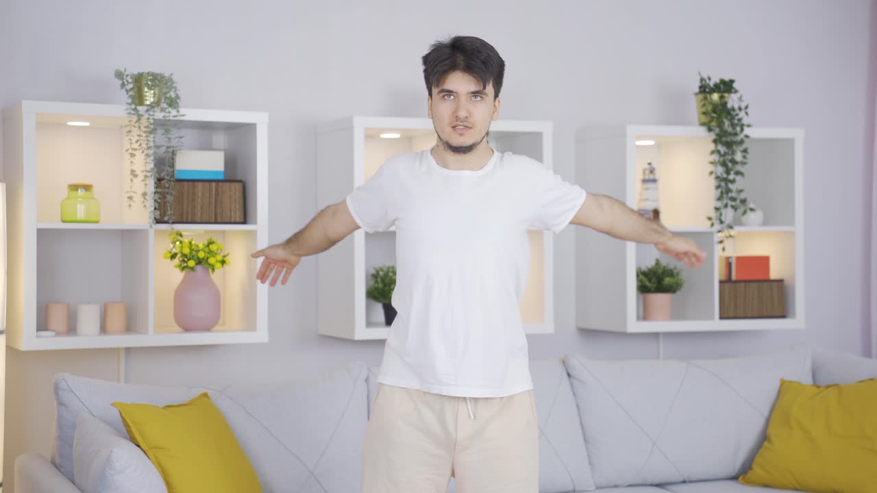 팔을 사용하여 운동하는 남자. 집에서 스포츠.