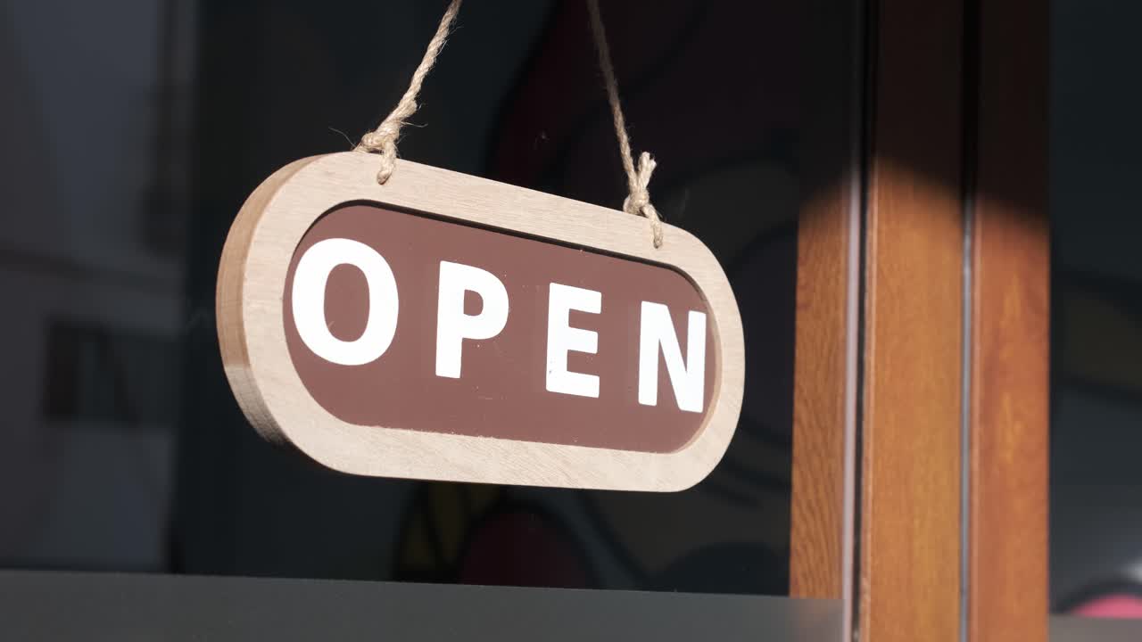 Small business closing up. Turning the sign from open to closed. 4k 60fps