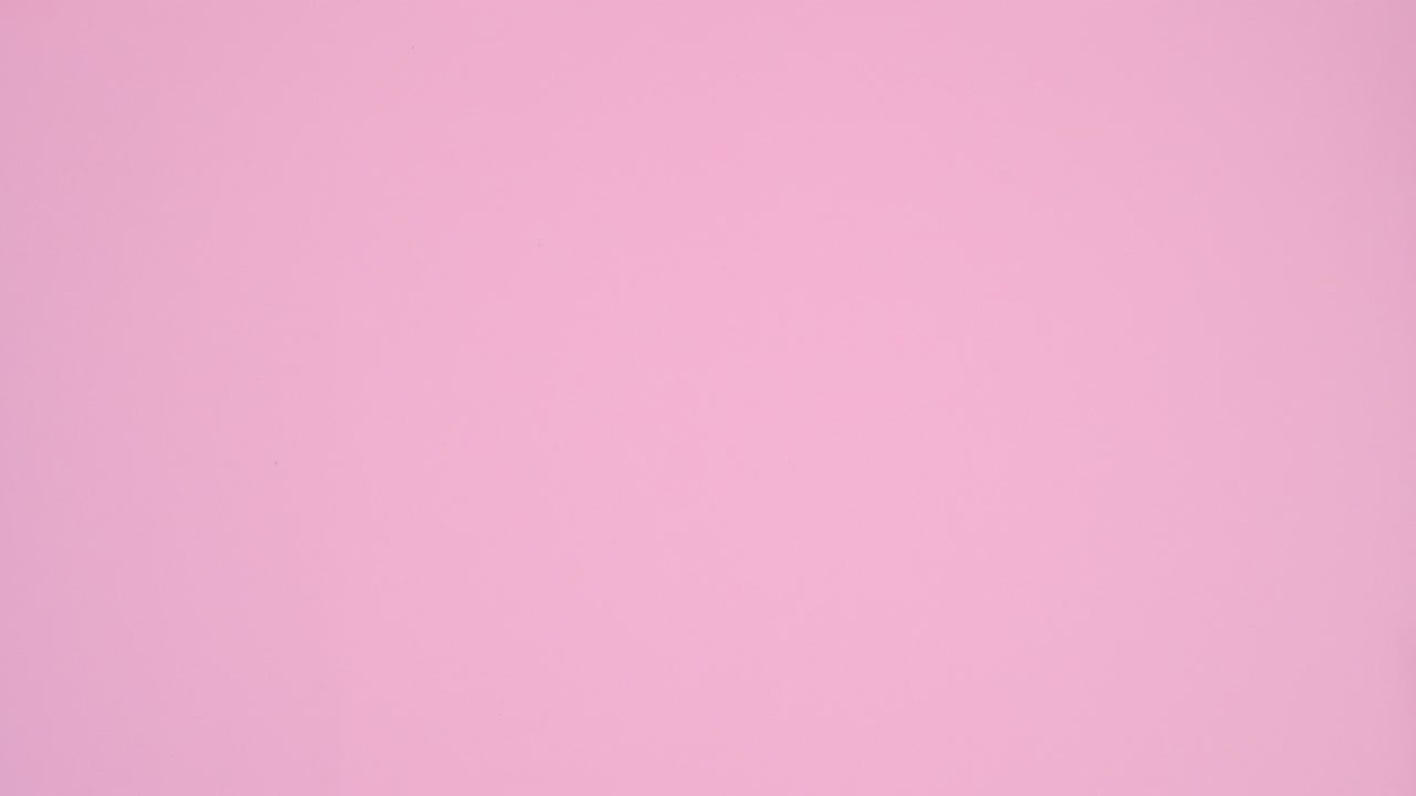 accesorios femeninos románticos con papel para escribir en tema rosa pastel. animación en stop motion