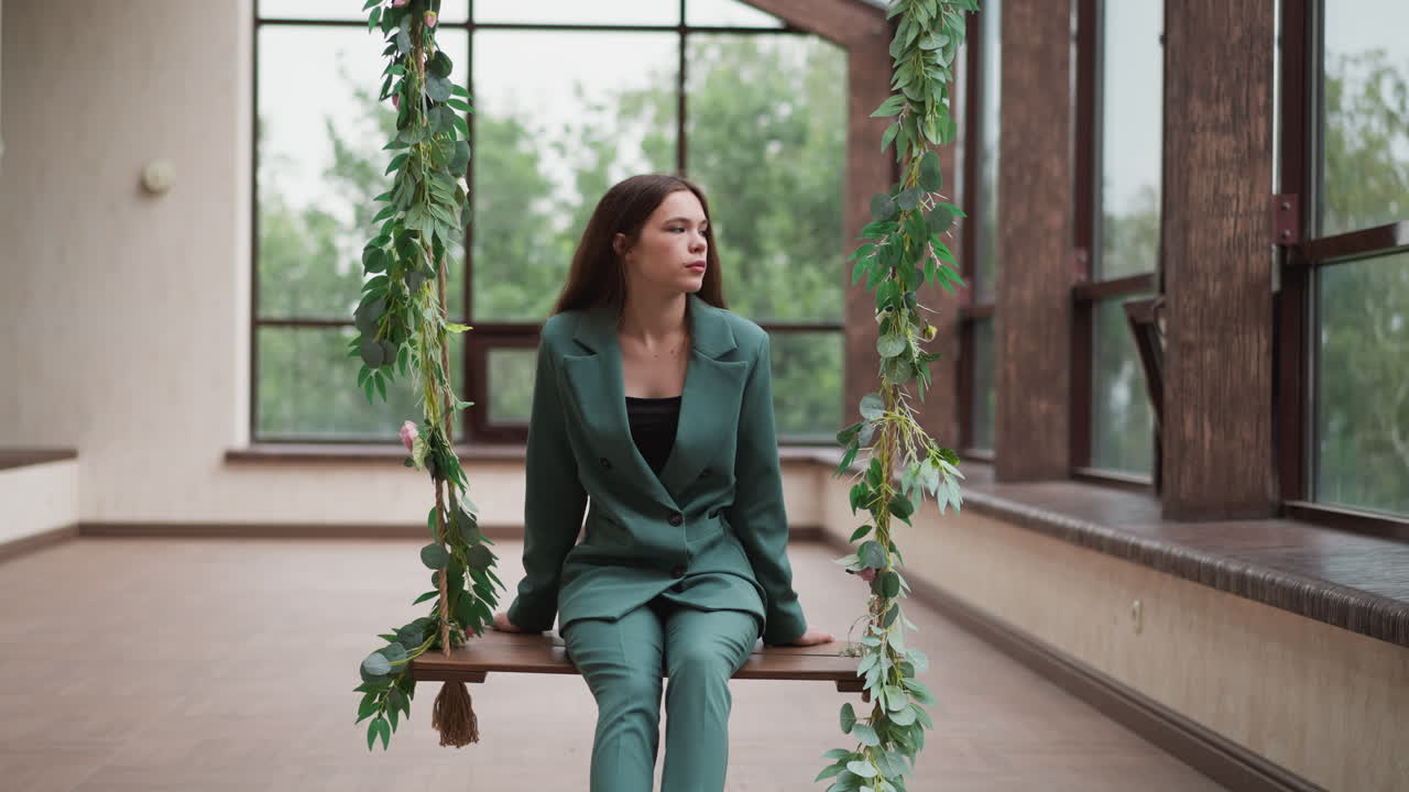 매니저는 스에서 위로를 찾고, 사업가는 기업 세계의 도전으로부터 일시적인 탈출을 찾고, 공식적인 옷차림과 외모.