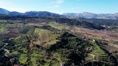 Luftaufnahme-Der-Wunderschönen-Spanischen-Landschaft-Und-Landwirtschaftlichen-Betriebe-An-Einem-Sonnigen-Tag