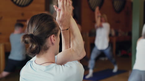 clase de yoga en curso