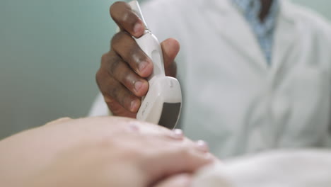 examen por ultrasonido de una mujer embarazada