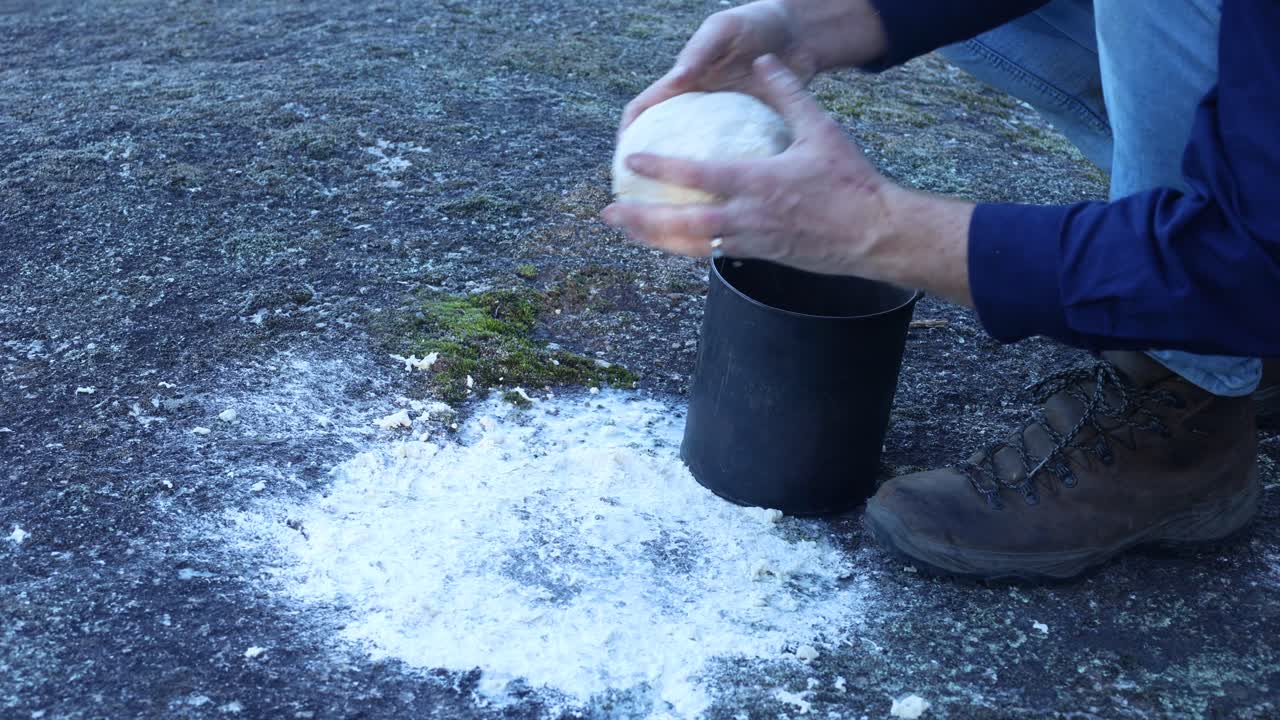 숲속에서 전통적인 덤퍼를 요리하는 부시맨의 클로즈업