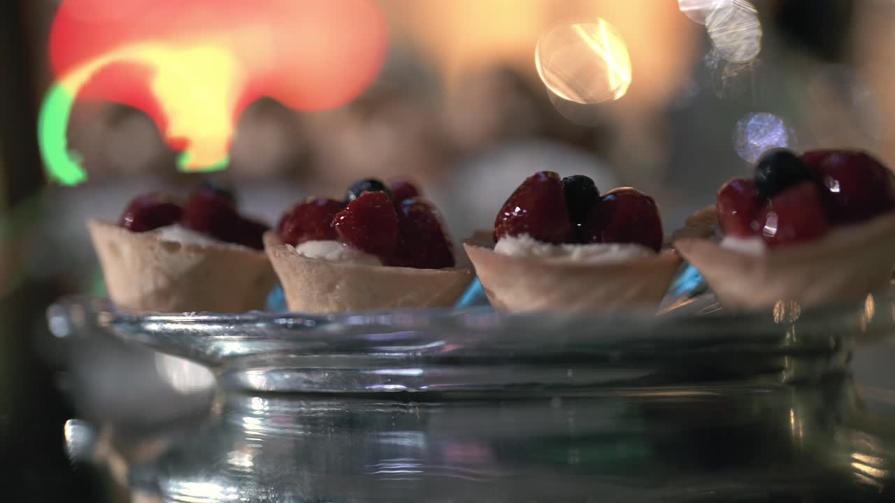 Primi piani di dettagli su un'elegante tavola di dolci per una festa notturna