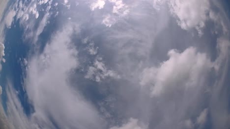 cielo azul y capa de nubes moviéndose en una hermosa tarde soleada