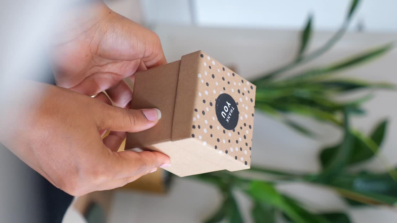 감사 선물 상자를 들고 있는 손