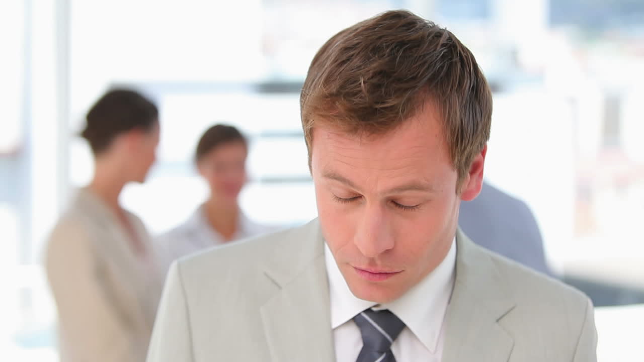 상인, 쳐다보고 미소 짓는