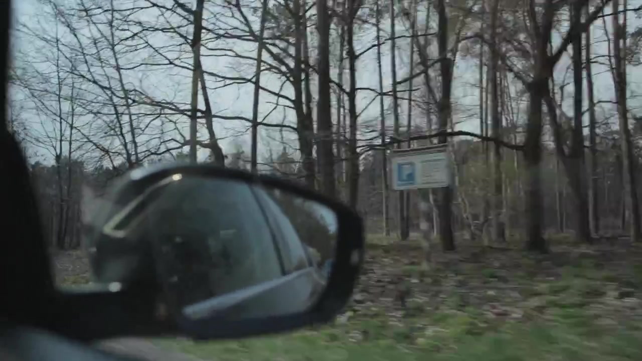 Scatto suggestivo dal finestrino dell'auto con passaggio di messa a fuoco dallo sfondo allo specchio.