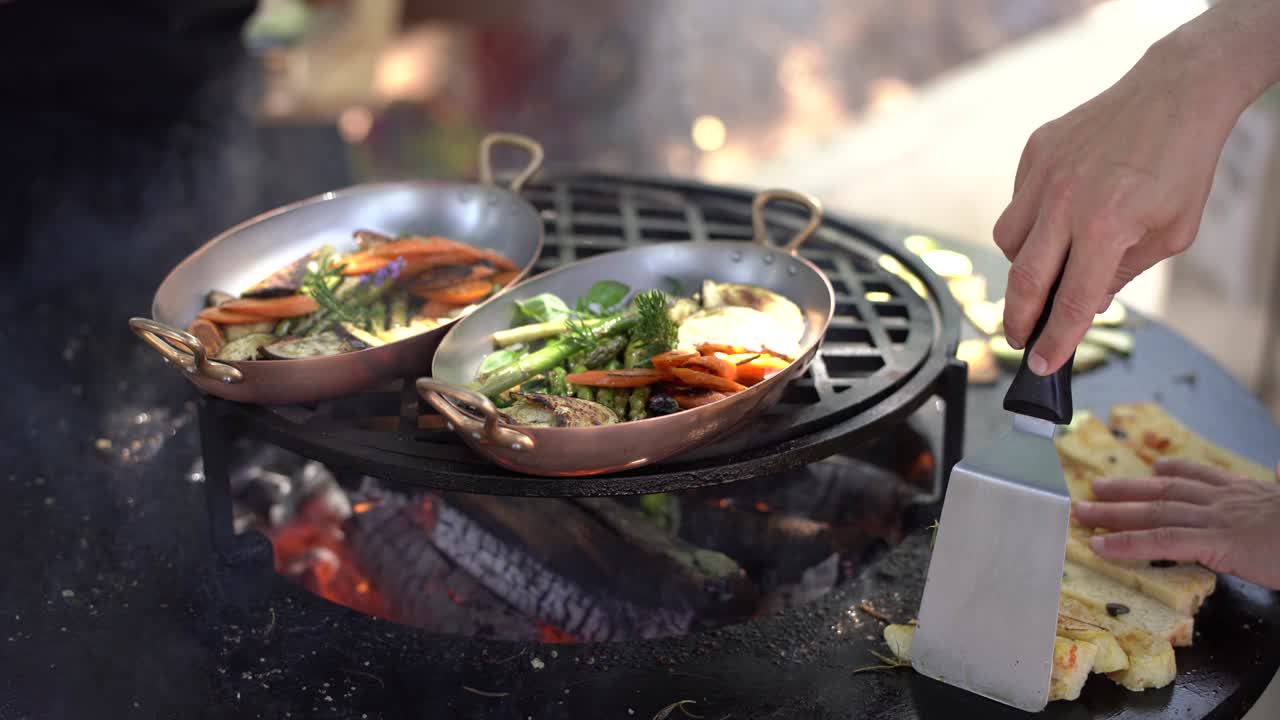 셰프는 야채를 그릴에 습니다.