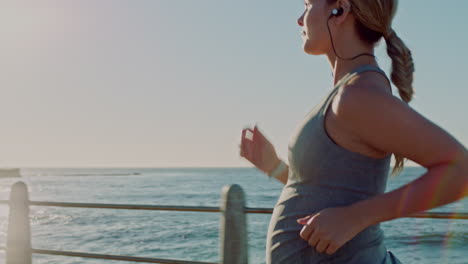 mujer embarazada corriendo en la playa
