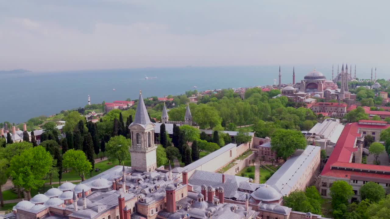 palacio de topkapi, vista de la mezquita de hagia sophia, video de avión no tripulado con vista al bósforo