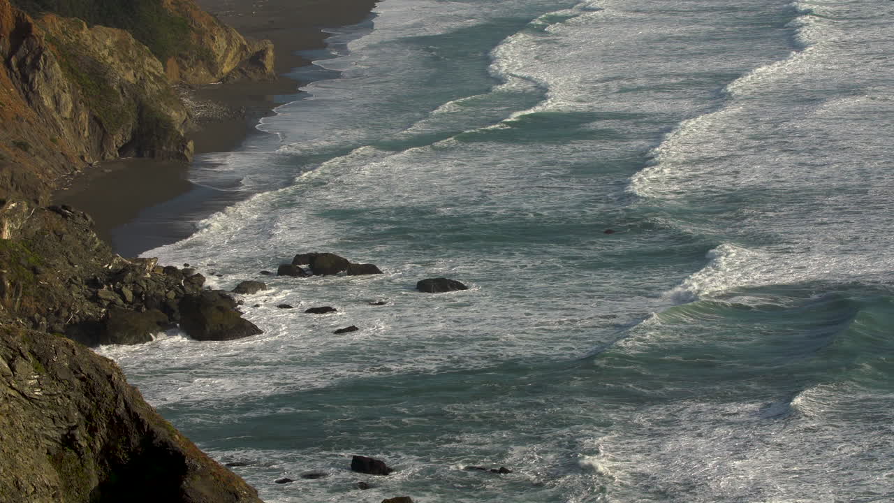 Vista aerea delle onde dell'oceano che si schiantano su una costa rocciosa