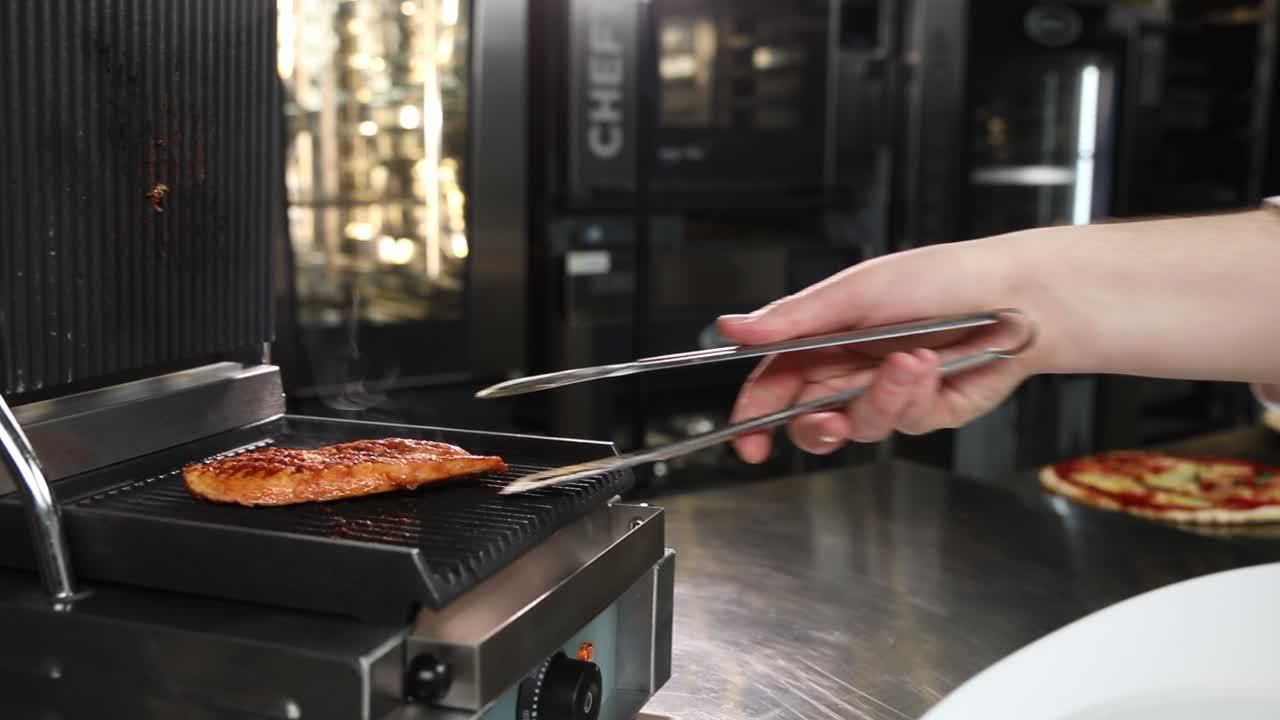 셰프가 갈아먹은 연어와 을 준비하고 있습니다.