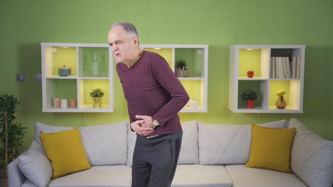 Den ældre mand med mavesmerter