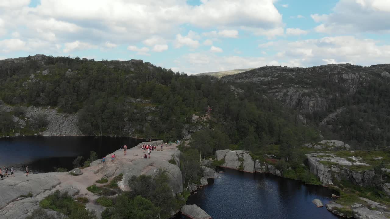 la caminata hasta el preikestolen en noruega