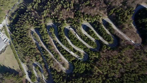 Fahrzeuge-Fahren-An-Der-Haarnadelkurve-Des-Bratocea-Passes-In-Rumänien