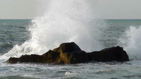 Mar-Agitado-Aplastando-Las-Rocas-Con-Altas-Salpicaduras