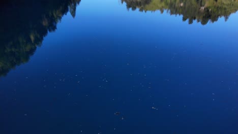 Tranquilo-Lago-Klammsee-Con-Reflejos-Cerca-De-Kaprun,-Austria---Estática-Aérea