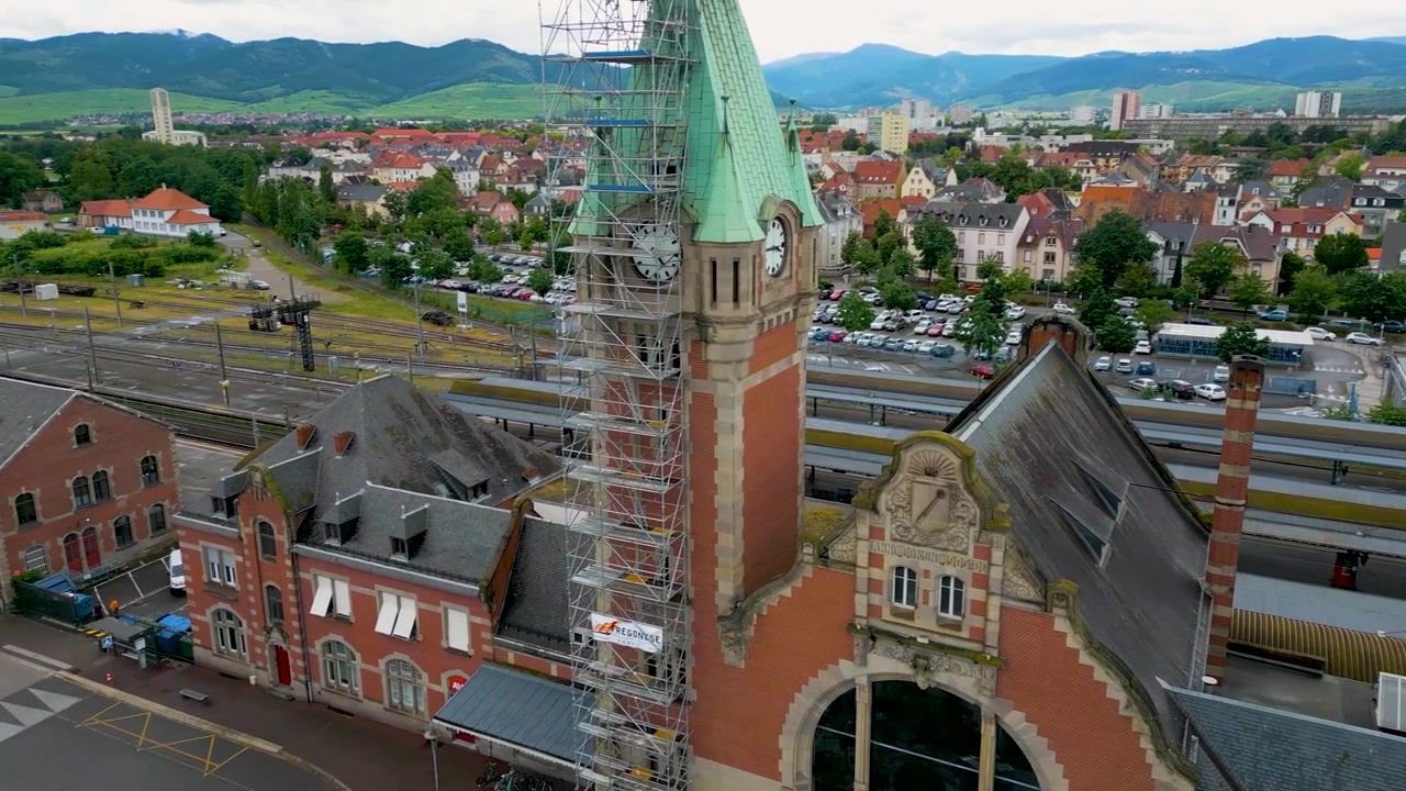 Vídeo aéreo de drone 4K da Estação Ferroviária em Colmar, França