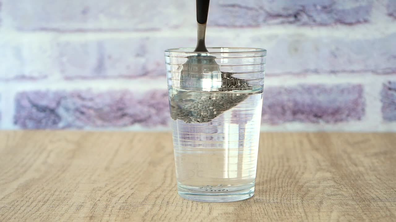 차아 씨은 물에 넣습니다.