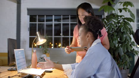 Asiatische-Frau-Berät-Sich-Mit-Einer-Afroamerikanischen-Frau-An-Einem-Büroschreibtisch