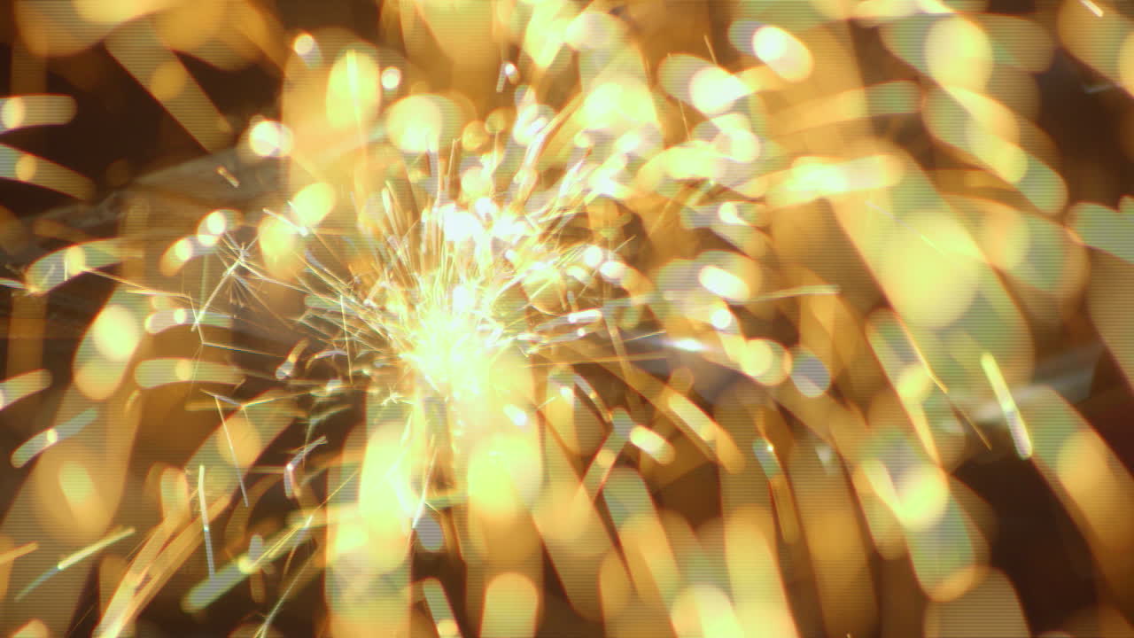 산업 노동자가 원형 톱으로 금속 부품을 정리하여 화려한 불꽃을 일으킵니다.