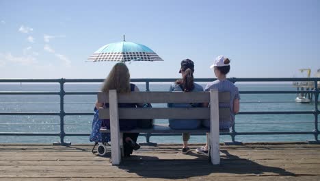 mujeres en un banco junto al mar