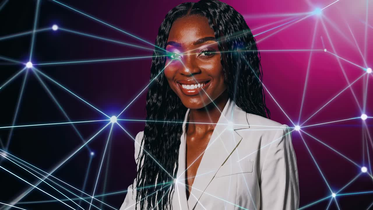 mujer sonriente en traje de negocios con superposición de red digital