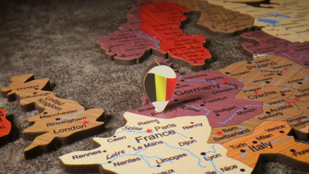 bélgica- concepto de viaje pushpin en el mapa del mundo. el punto de ubicación en el mapa apunta a bruselas, la capital de bélgica.