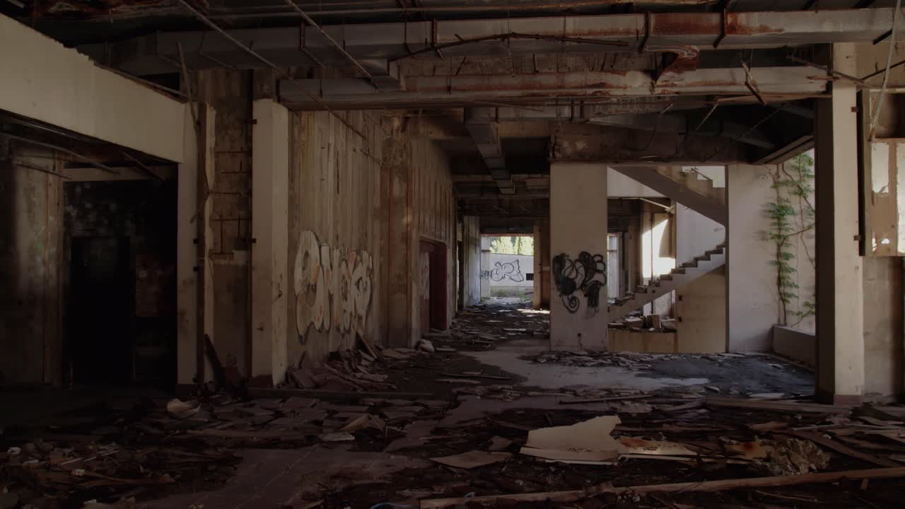 Vista drone di un hotel scheletrico lasciato in rovina, Kupari, Croazia