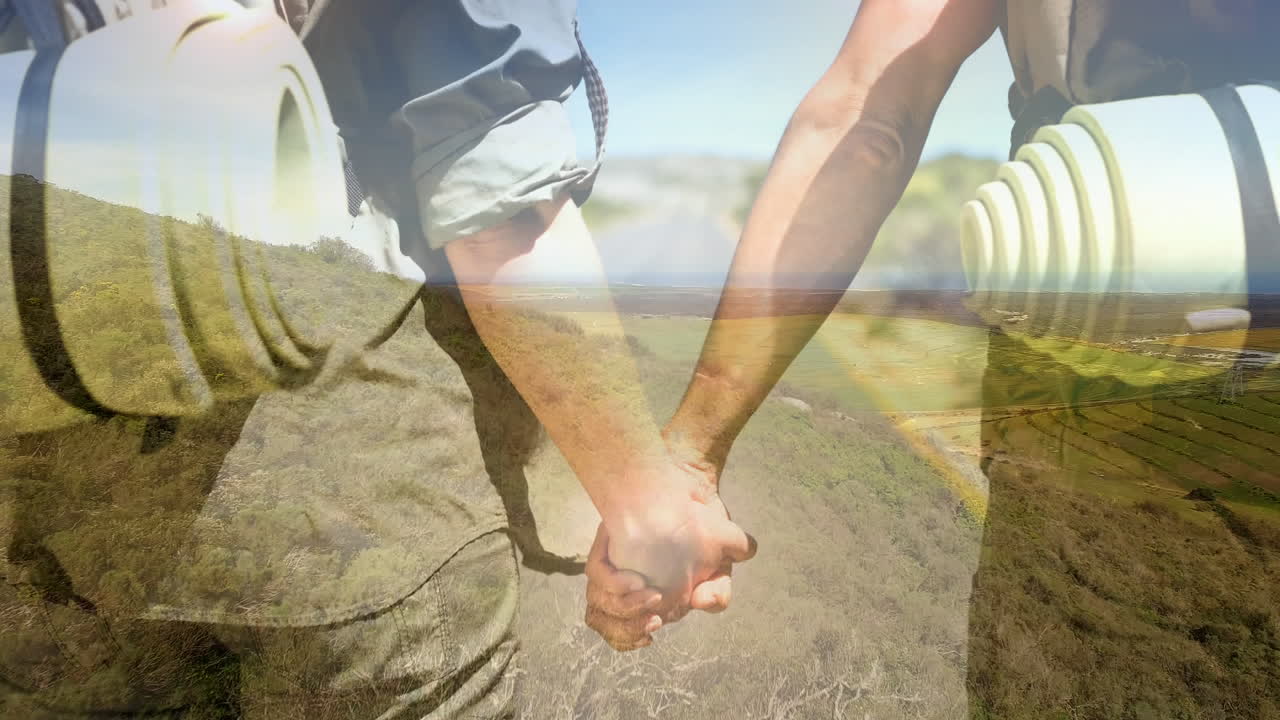 tomando de la mano, dos personas caminando por un paisaje pintoresco con campos verdes